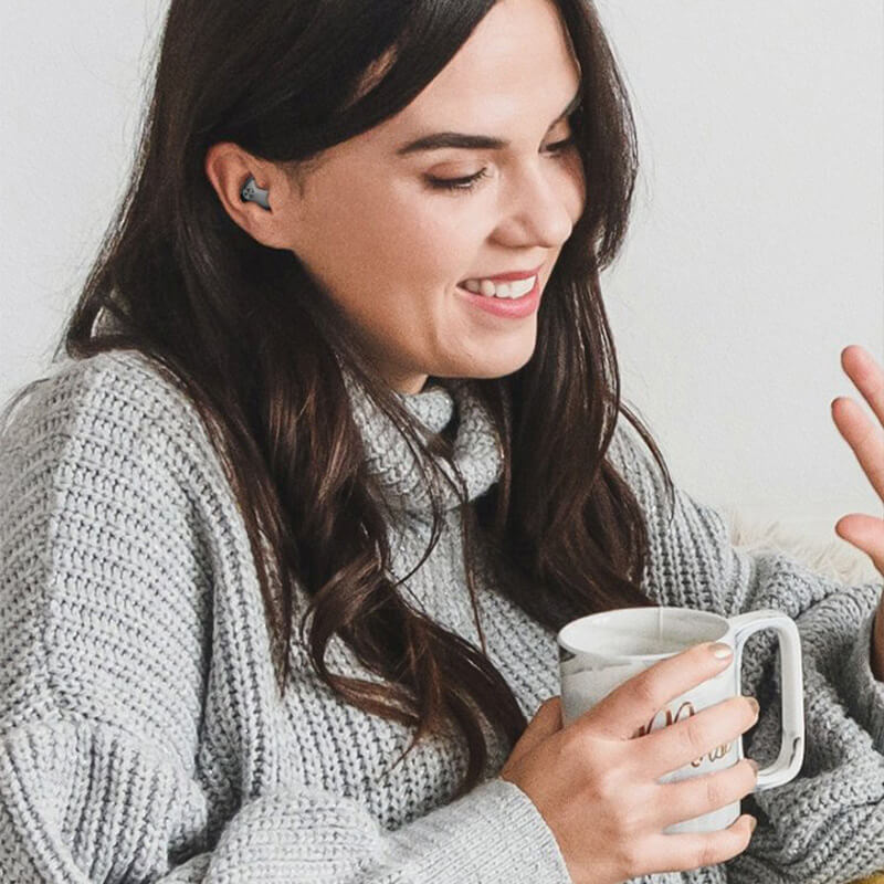 Moderne draadloze slaap oordopjes, onzichtbare gadgets met Bluetooth en lange batterijduur voor comfort.