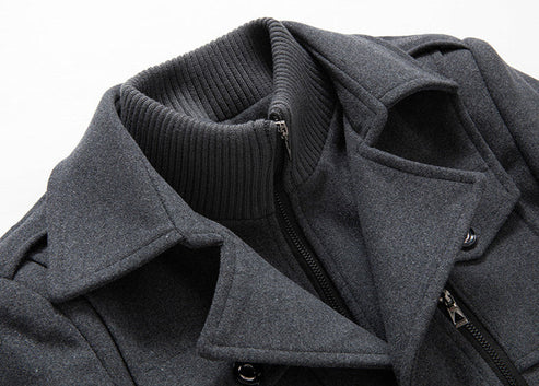 Close-up van de stijlvolle, luxe kraag van een warme heren winterjas, benadrukt de kwaliteit.