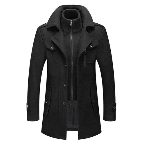 Man draagt een luxe, warme heren winterjas met elegante kraag, staand in een stedelijke omgeving.