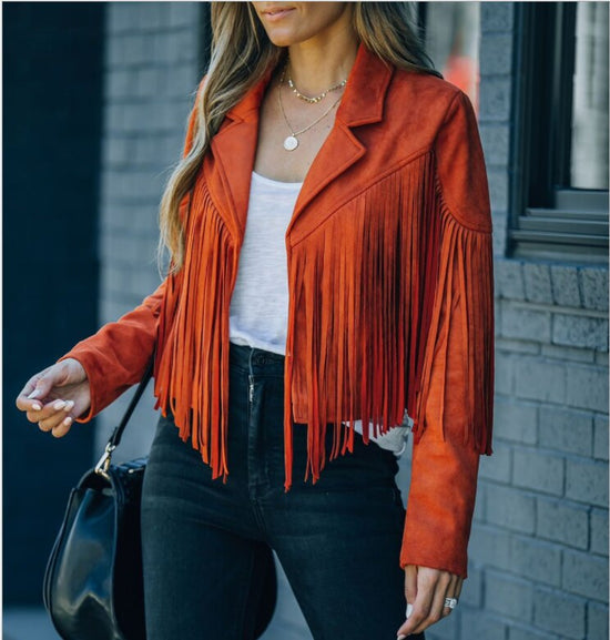 Stijlvolle nieuwe collectie dames suède jas met trendy franjes, perfect voor herfst en winter mode.