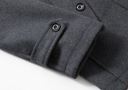 Donkere, stijlvolle heren winterjas met een luxe kraag, biedt comfort en warmte voor herfst en winter.