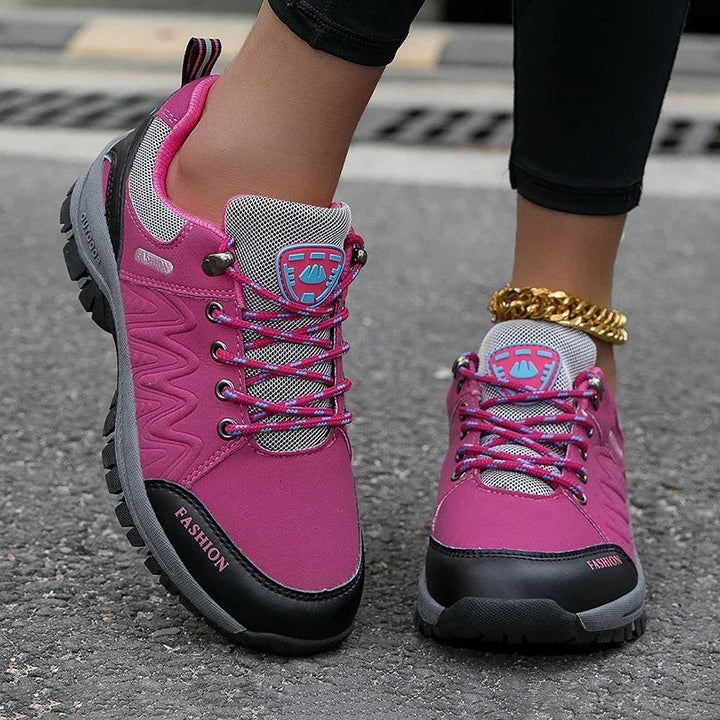Zwarte waterdichte dameswandelschoenen; duurzaam, sportief en comfortabel voor alle wandeltochten.