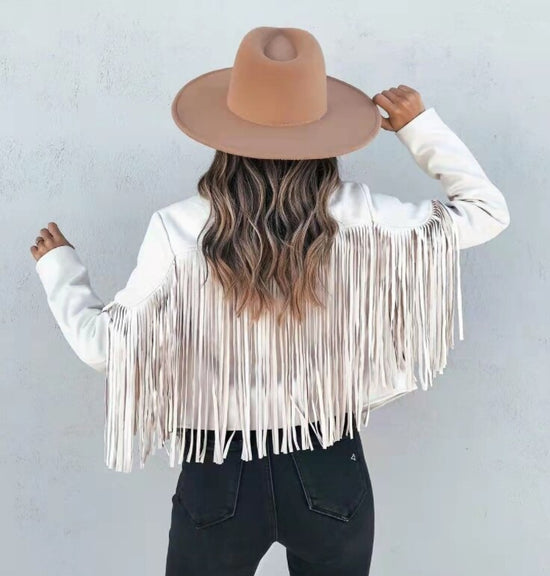 Nieuwe collectie: modieuze suède franje damesjas in elegante kleur, ideaal voor de herfstmode.