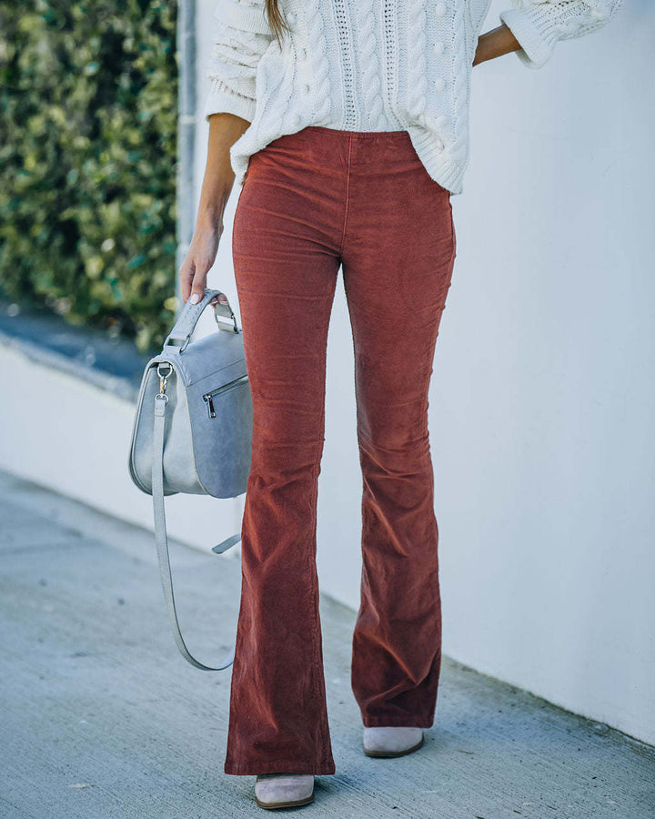 Retro ribfluwelen dames broek met flared pijpen en hoge taille, een comfortabele jaren 70 mode must-have.