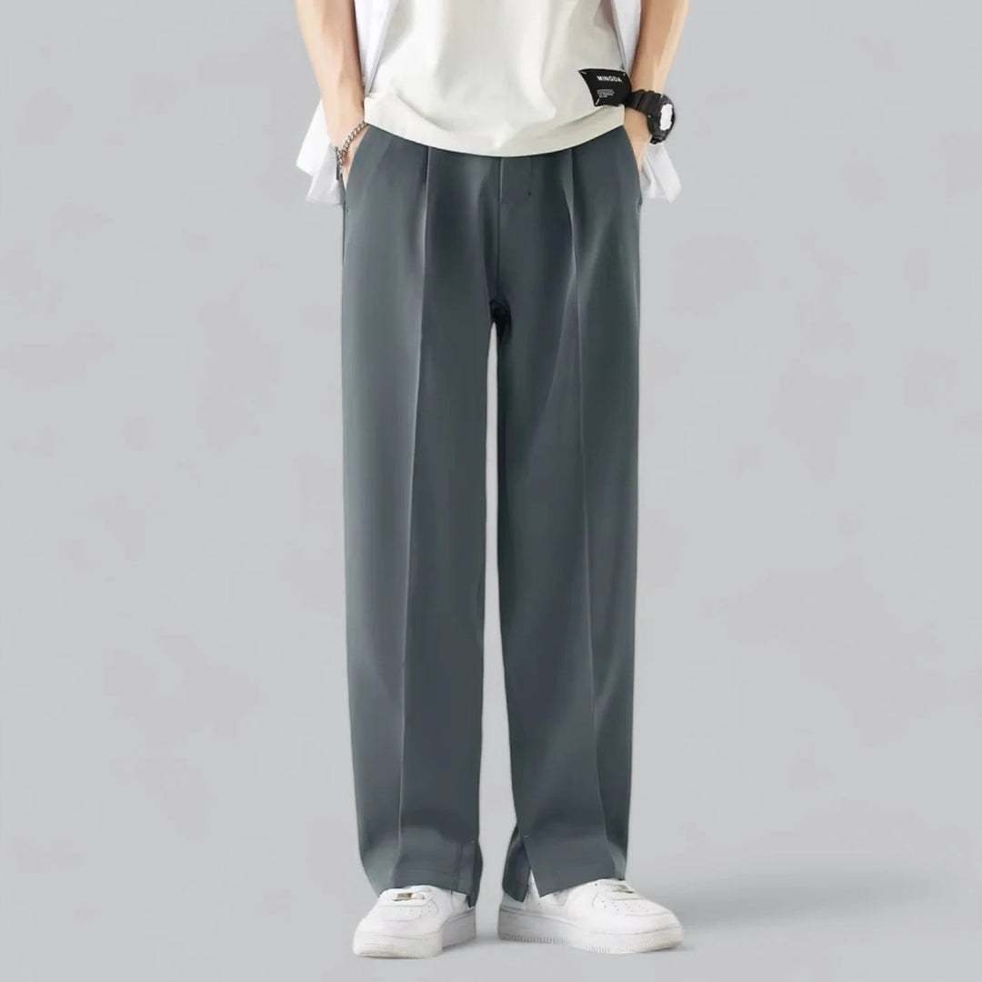 Stijlvolle heren broek met wijde pijpen, een trend in herenkleding voor de nieuwe collectie.
