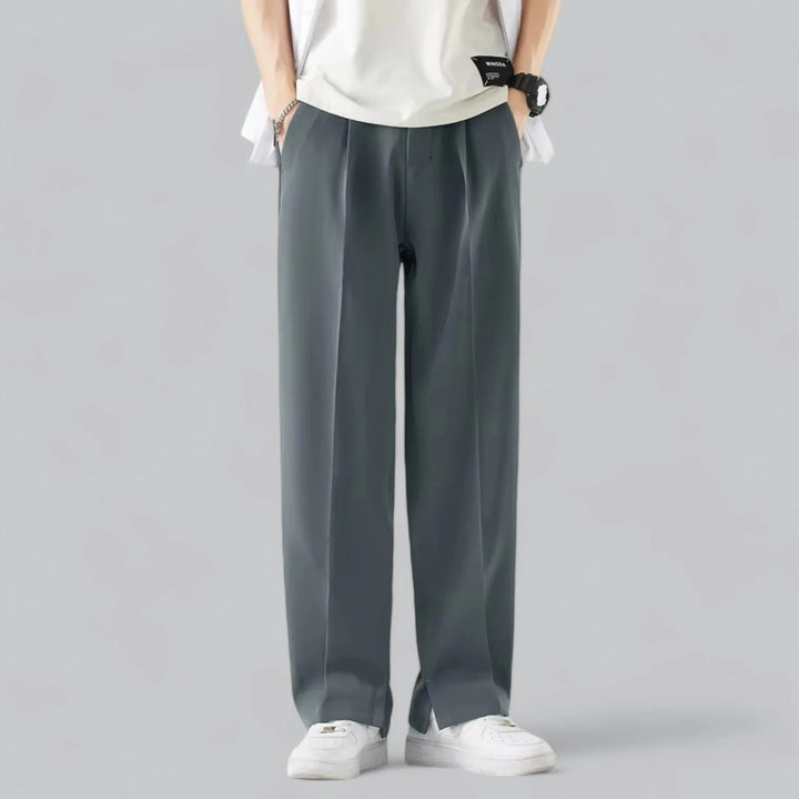 Stijlvolle heren broek met wijde pijpen, een trend in herenkleding voor de nieuwe collectie.