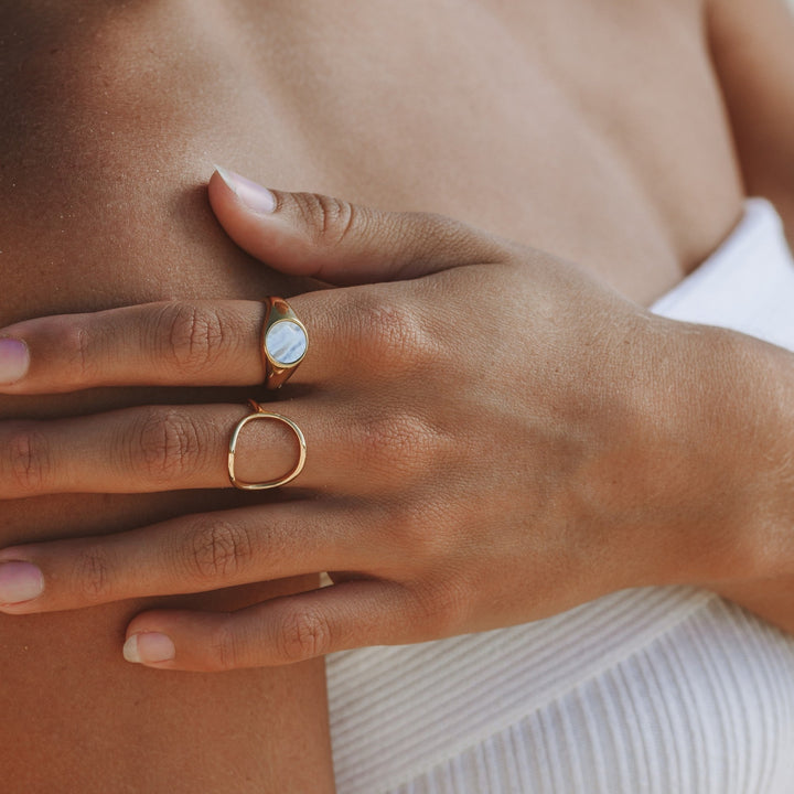 Minimalistische gouden ovale ring Noa, hypoallergeen en comfortabel.