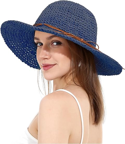 "Opvouwbare zonnehoed voor dames met brede rand, beige stroweving, biedt UV-bescherming en een verstelbare pasvorm."
