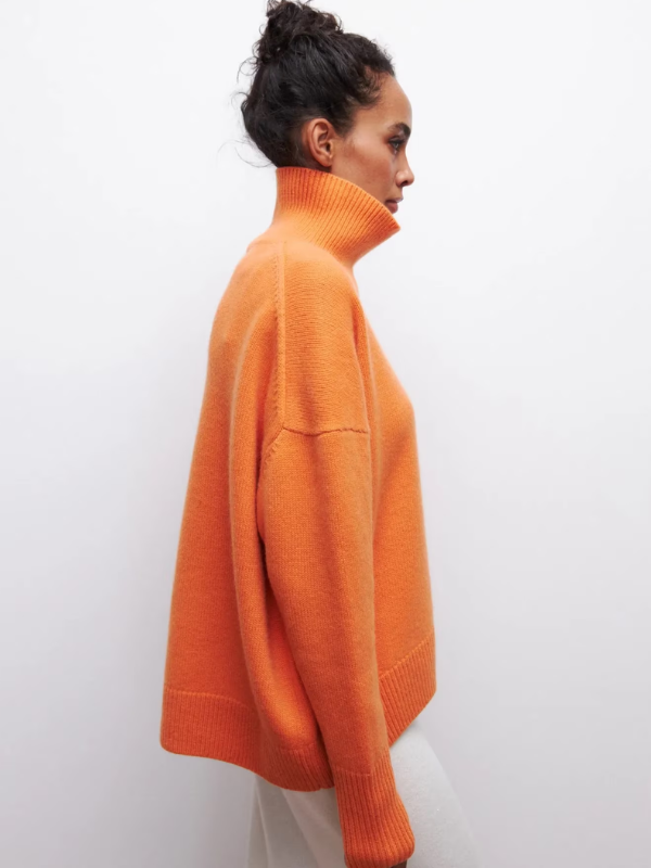 Losvallende gebreide coltrui, een comfortabele en warme dames trui voor de winter.