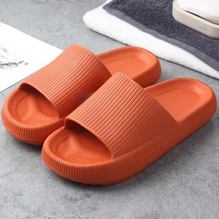 Zachte, veerkrachtige unisex wolkenpantoffels. Ideaal als badpantoffels of comfortabele binnenshuis slippers.