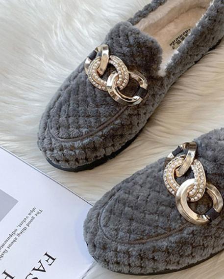 Stijlvolle khaki dames instappers, winterproof en elegant.