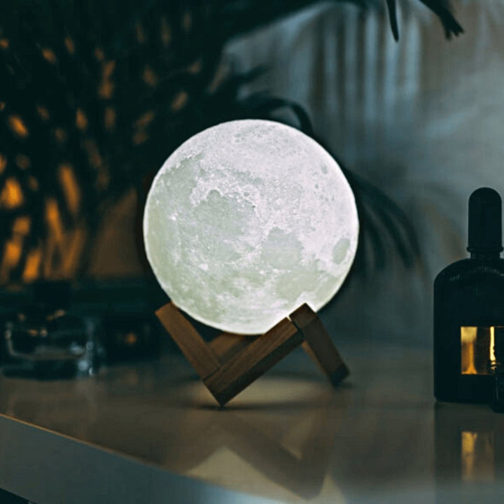 Magische Maanlamp met gedetailleerd 3D oppervlak, draadloze touch control en elegante houten standaard. Sfeervolle verlichting.