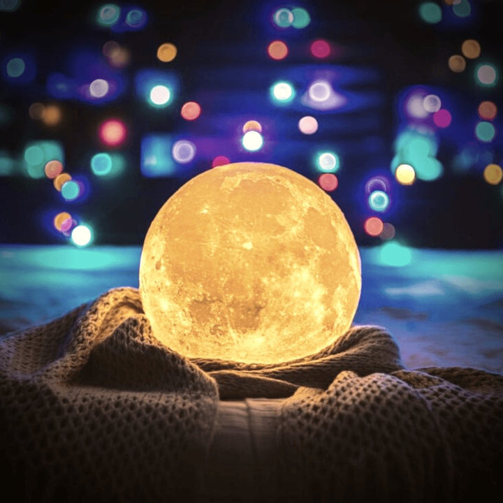 De Magische Maanlamp verlicht elke kamer met zacht, instelbaar licht. Draadloos, touch control en inclusief houten stand.