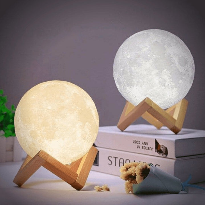 Stijlvolle Maanlamp: matte 3D maanbol gecombineerd met warme houten stand. Decoratieve sfeerverlichting.