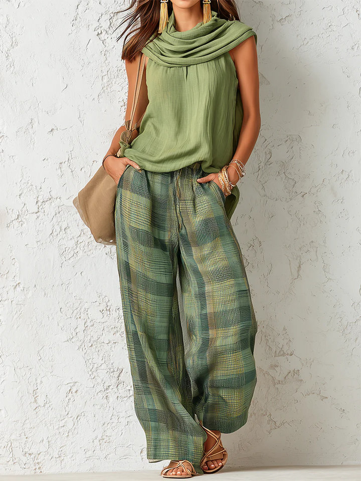 Zomerse dames set bestaande uit een groene blouse en comfortabele wijde broek, perfect voor casual elegantie.
