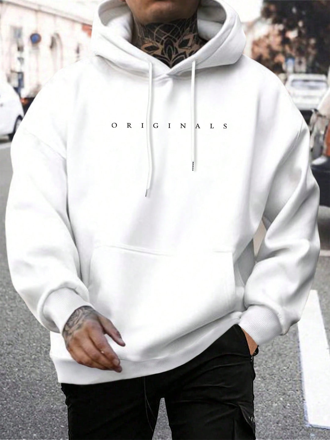 Stijlvolle heren sweatshirt met opvallende letterprint, perfect voor een streetwear outfit.