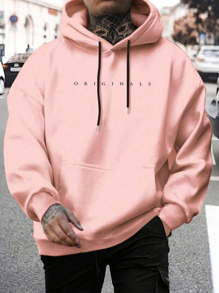 Relaxte heren sweatshirt met capuchon en letterprint, ideaal voor een comfortabele alledaagse stijl.