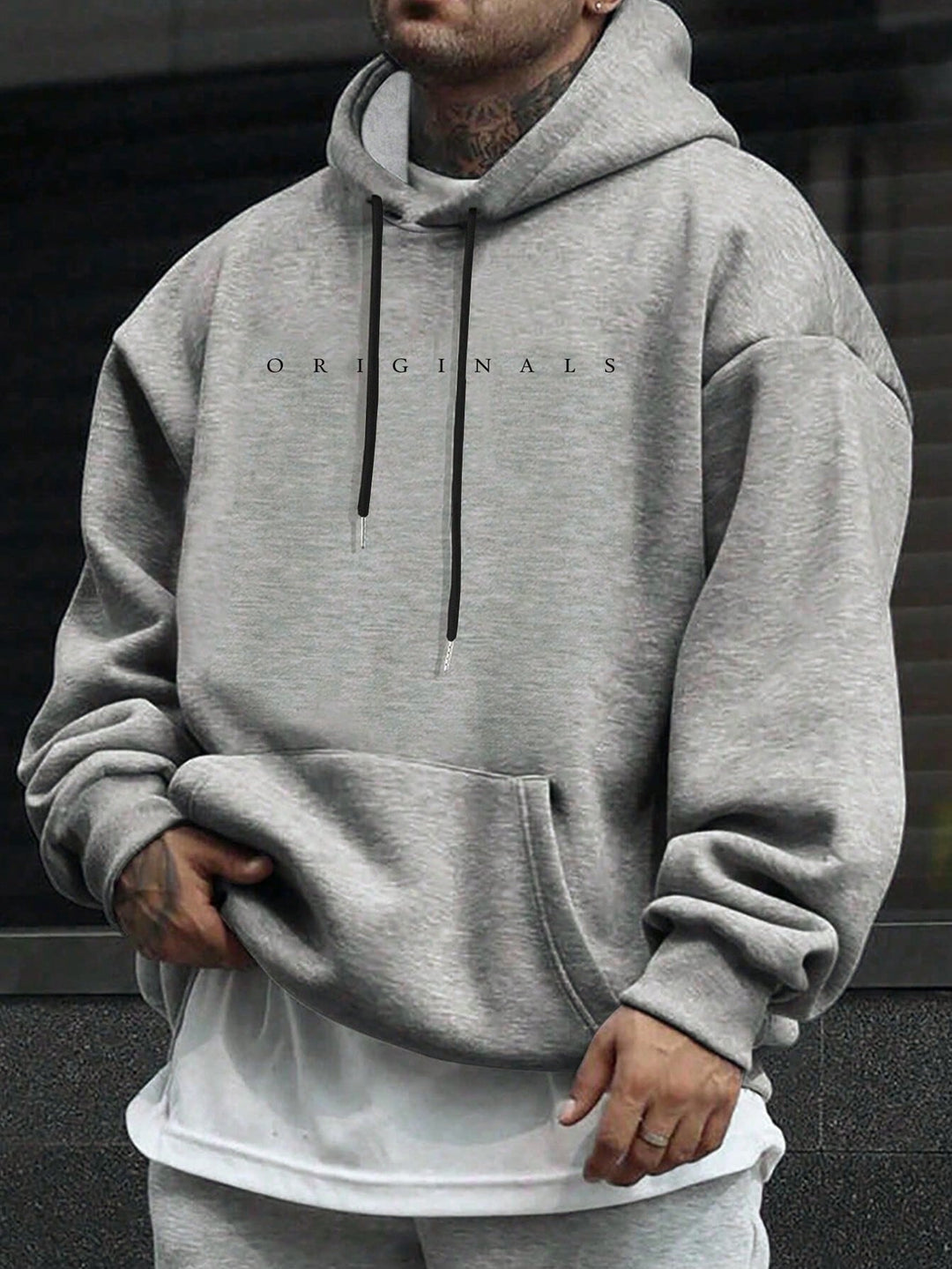 Modieuze heren sweatshirt met capuchon en aantrekkelijke letterprint, geschikt voor elk seizoen.