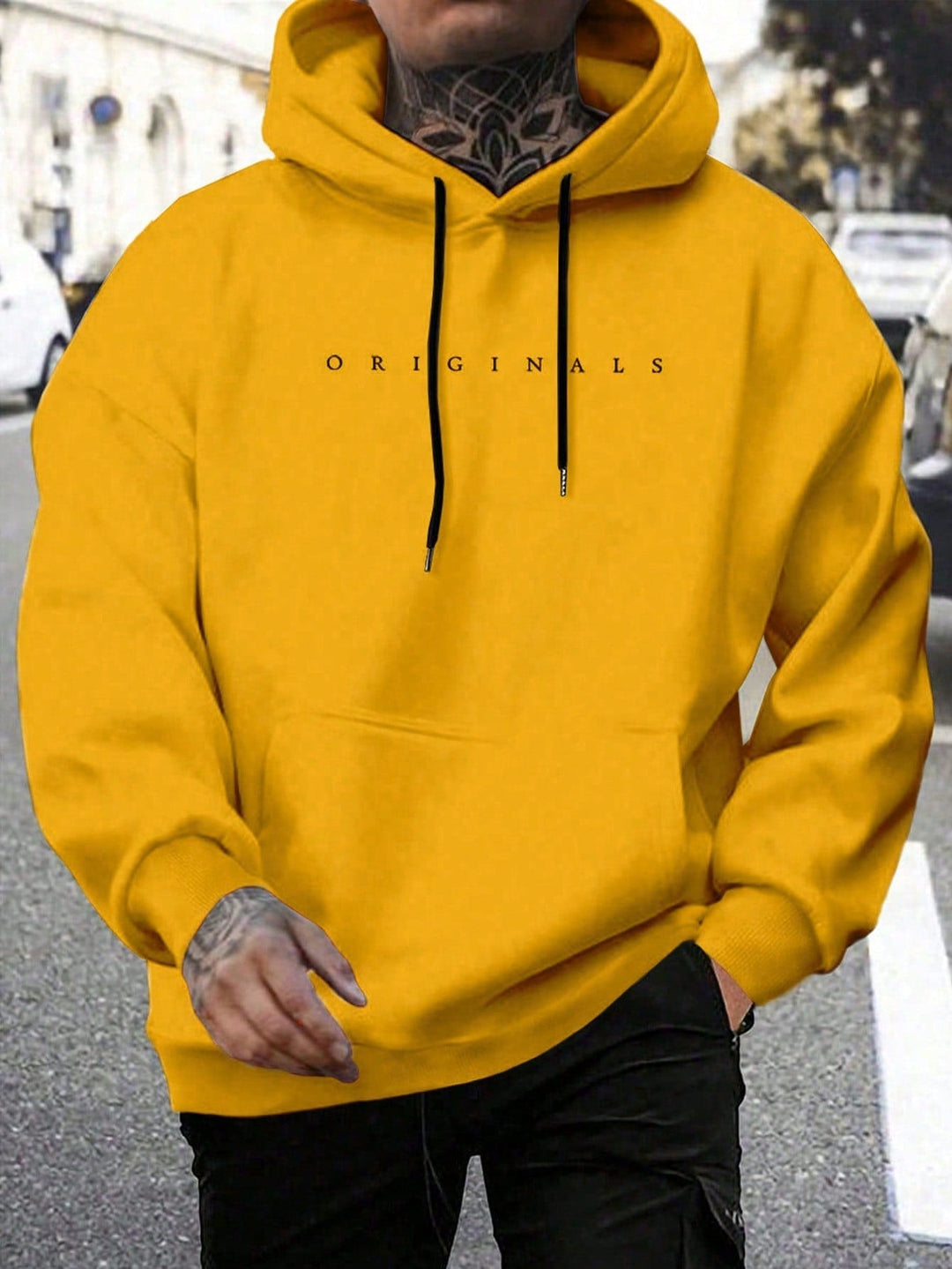 Veelzijdige heren hoodie met capuchon en coole letterprint, perfect voor casual of streetwear.