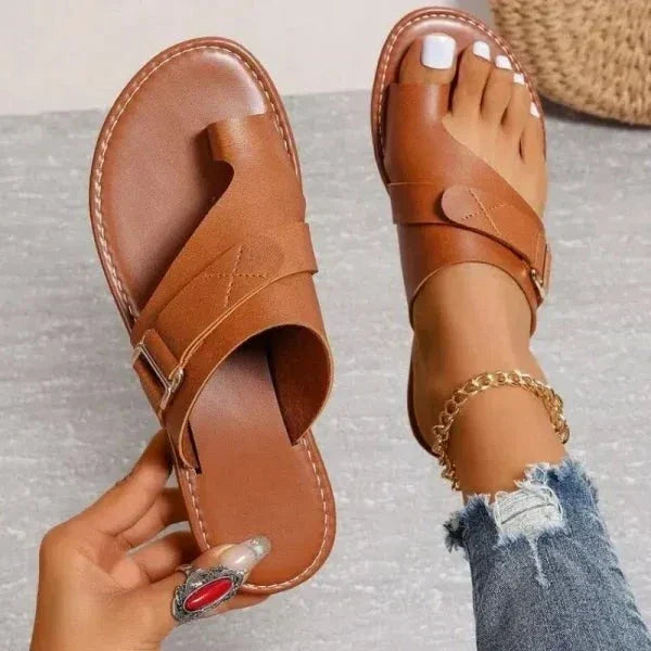 Modieuze orthopedische damessandalen in bruin, met hallux valgus ondersteuning voor zomercomfort.