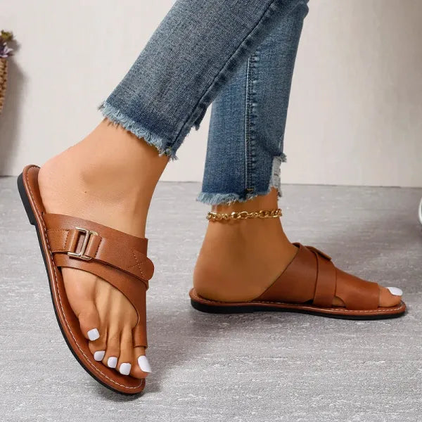Detailopname van een orthopedische damesslipper. Toont comfortabel voetbed en verstelbare banden voor de zomer.