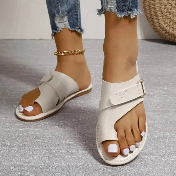 Zwarte instapper sandaal voor dames, orthopedisch en corrigerend bij hallux valgus, casual.