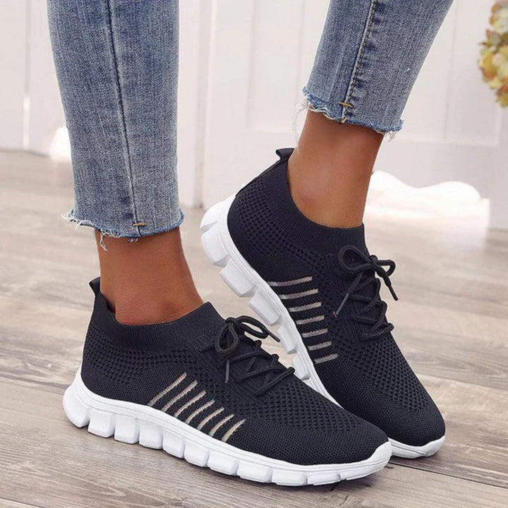 Lichtgewicht KellysSneaks dames sneakers, stijlvol en comfortabel voor alle casual outfits.