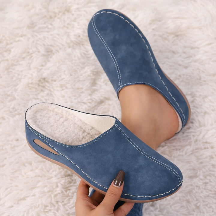 Zwarte dames pantoffels met ergonomische voetondersteuning; zacht en comfortabel voor binnen.
