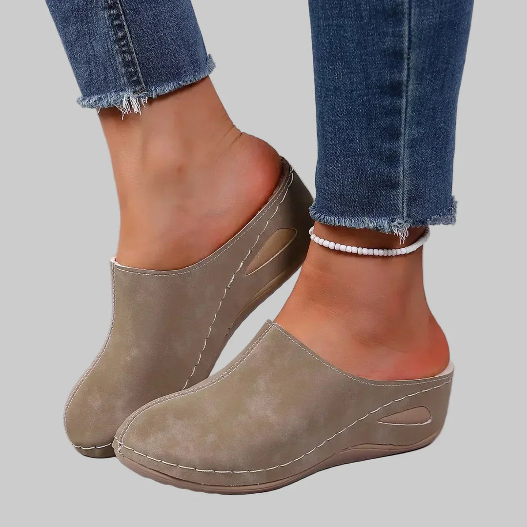 Close-up van de zachte stof en ergonomische zool van de zwarte dames comfort pantoffels.