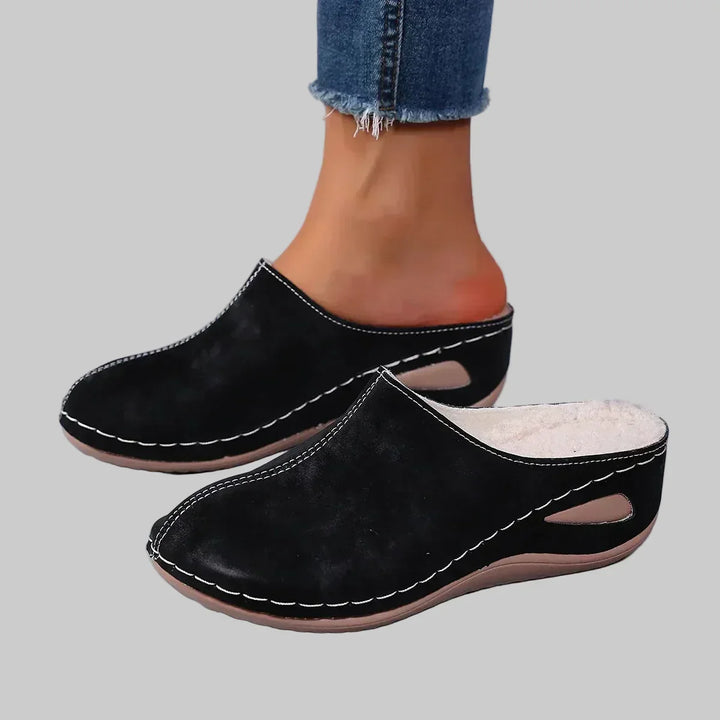 Dames pantoffels in blauw met zachte voering en steun; ergonomisch en warm voor ontspannen momenten.
