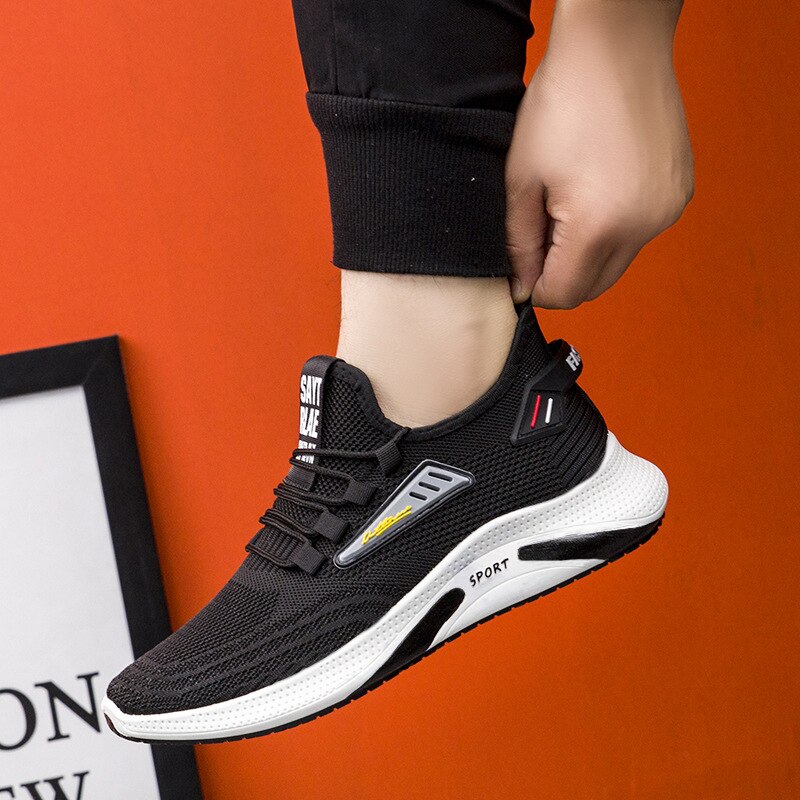 "Orthopedische heren sportschoenen in beige en zwart, met ademend honingraat ontwerp voor comfort en stabiliteit."