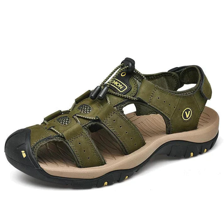 "Orthopedische herensandalen, bruin, open teen ontwerp. Ergonomische zool voor pijnvrij comfort en stijlvolle uitstraling."