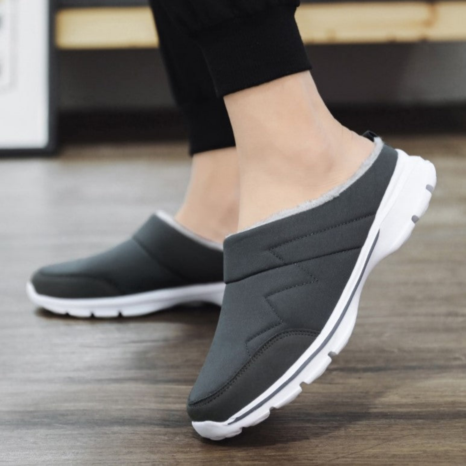 Orthopedische herensloffen met zachte grijze voering en antislipzool, perfect voor herfst en winter comfort en stijl.