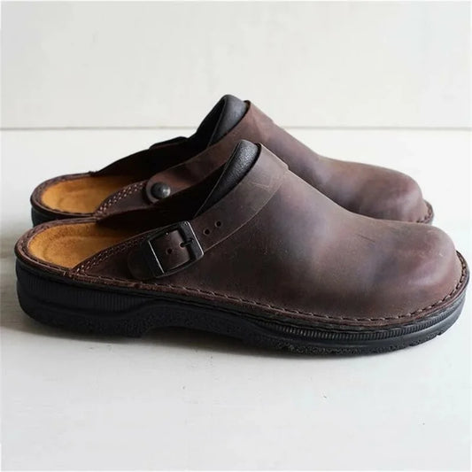 Orthopedische leren pantoffels voor heren, stijlvolle bruine slippers met orthopedisch ontwerp en duurzame zool.
