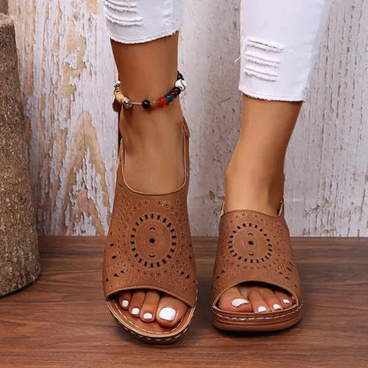 "Orthopedische sandalen met bruine elastische band en antislip zool, ideaal voor comfort en ondersteuning tijdens de zomer."