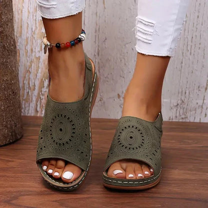 "Orthopedische sandalen met bruine elastische band en antislip zool, ideaal voor comfort en ondersteuning tijdens de zomer."