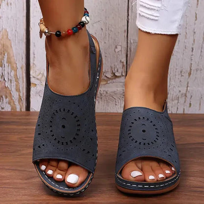 "Orthopedische sandalen met bruine elastische band en antislip zool, ideaal voor comfort en ondersteuning tijdens de zomer."