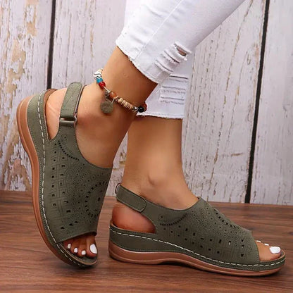 "Orthopedische sandalen met bruine elastische band en antislip zool, ideaal voor comfort en ondersteuning tijdens de zomer."