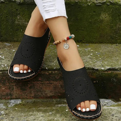"Orthopedische sandalen met bruine elastische band en antislip zool, ideaal voor comfort en ondersteuning tijdens de zomer."