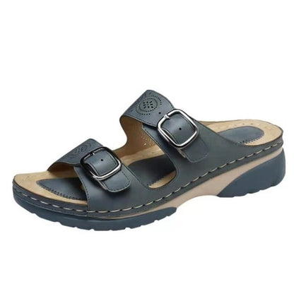 "Orthopedische sandalen met dubbele gespen, ergonomisch voetbed en stijlvolle perforaties, comfortabel en zomerklaar."