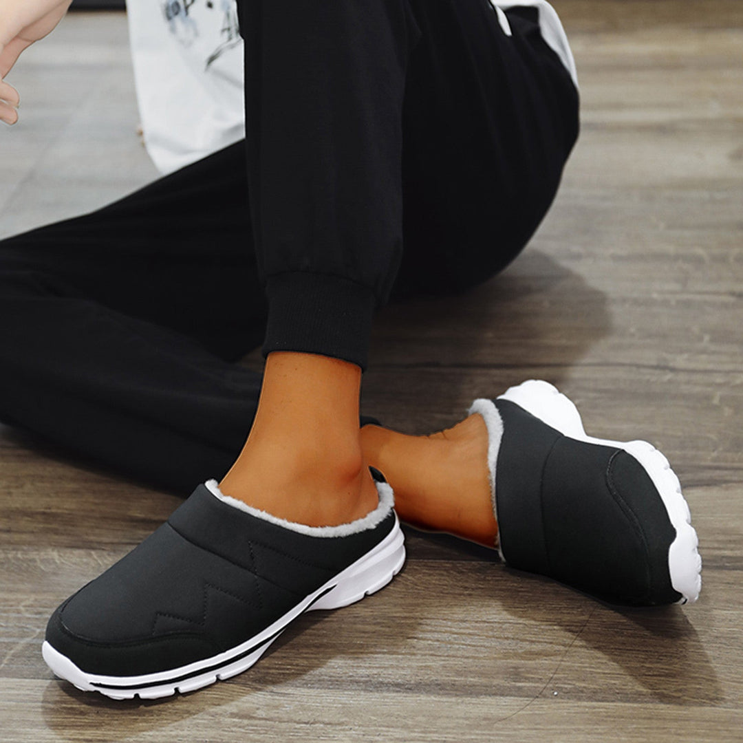 Close-up van de antislipzool van de heren orthopedische pantoffel, voor grip en stabiliteit.