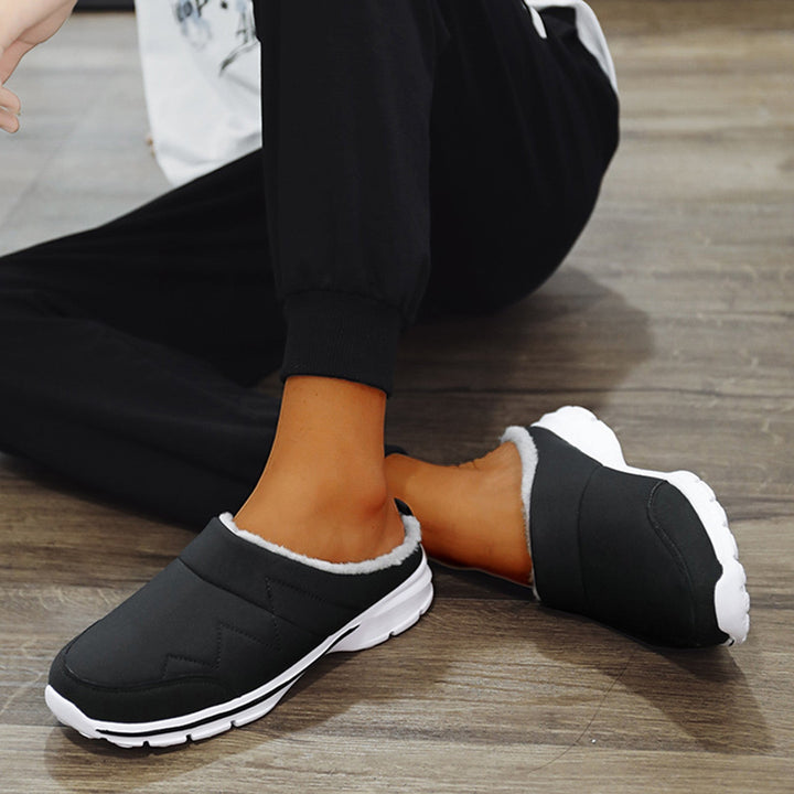 Close-up van de antislipzool van de heren orthopedische pantoffel, voor grip en stabiliteit.