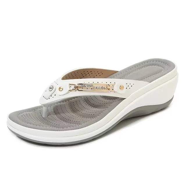 "Orthopedische zomersandalen met schokabsorberend voetbed. Verkrijgbaar in beige, rood, wit, zwart. Stijlvol en comfortabel."