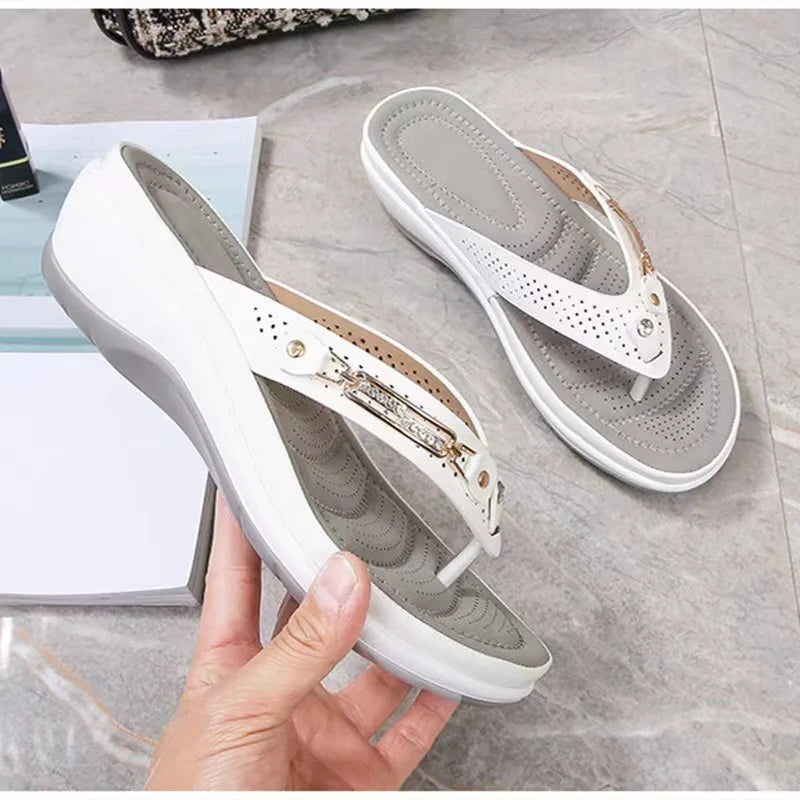 "Orthopedische zomersandalen met schokabsorberend voetbed. Verkrijgbaar in beige, rood, wit, zwart. Stijlvol en comfortabel."
