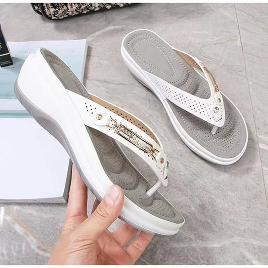 "Orthopedische zomersandalen met schokabsorberend voetbed. Verkrijgbaar in beige, rood, wit, zwart. Stijlvol en comfortabel."