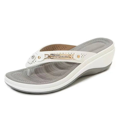 "Orthopedische zomersandalen met schokabsorberend voetbed. Verkrijgbaar in beige, rood, wit, zwart. Stijlvol en comfortabel."