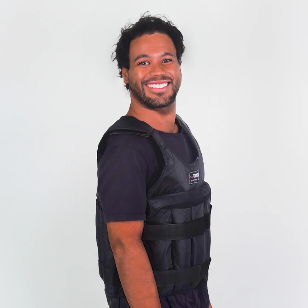 Zwart verstelbaar gewichtsvest, klaar voor diverse workouts en krachttraining. Verhoog je trainingseffectiviteit met dit vest.