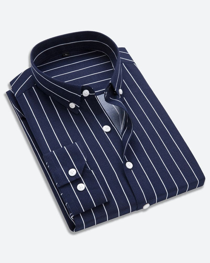 Klassiek gestreept herenoverhemd met lange mouwen, een essentieel kledingstuk voor de modebewuste man.