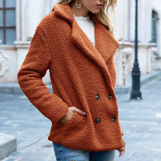 "Oversized dames tussenjas van zachte faux fur met dubbele rij knopen en V-hals, biedt comfort en elegante stijl."