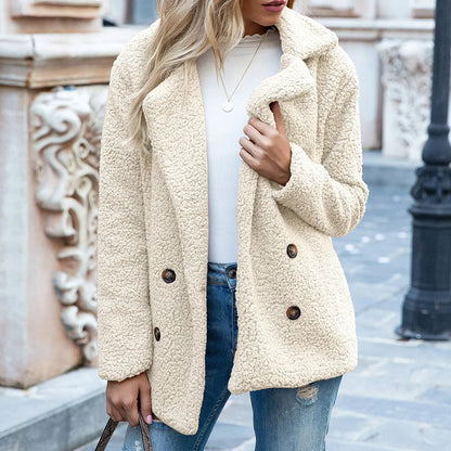 "Oversized dames tussenjas van zachte faux fur met dubbele rij knopen en V-hals, biedt comfort en elegante stijl."